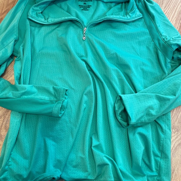 Beautiful green San Soleil Sunshirt - Picture 6 of 6